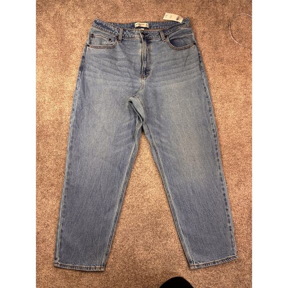 NWT! Abercrombie & Fitch Curve Love The Mom High Rise 32/14R non distressed - Picture 1 of 7